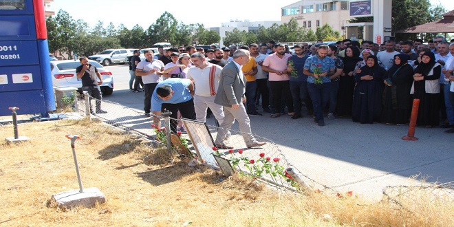 Derik’te tır kazasında 21 kişinin hayatını kaybettiği yere karanfiller bırakıldı 