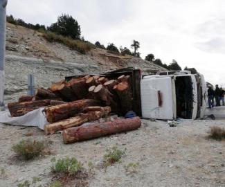 Kaş´ta kereste yüklü kamyon devrildi: 1 yaralı
