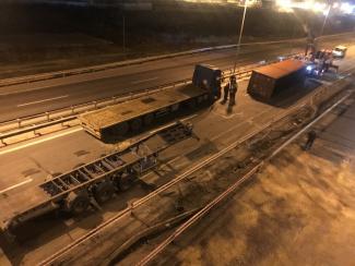 Beylikdüzü´nde TIR devrildi; 1 yaralı