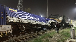 İzmir'de yük treni raydan çıktı