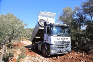 Kaş Belediyesinden stabilize yol çalışması
