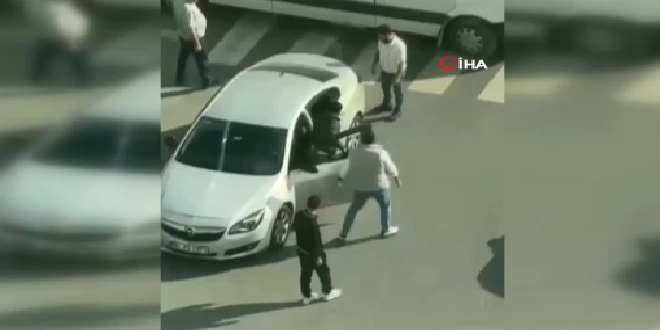 Trafikte kavga etti, ardından arabayla çarpıp kaçtı