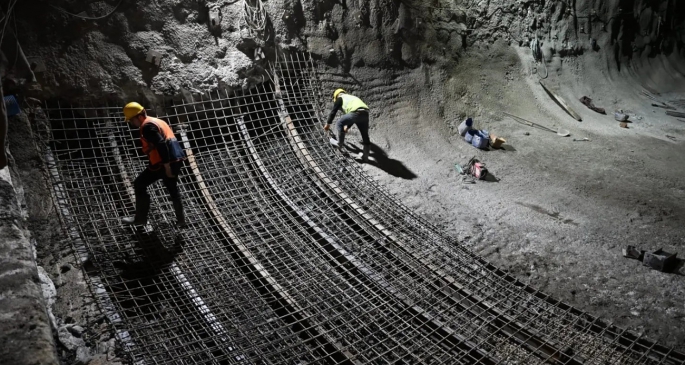 Yapım işi Bayburt Group tarafından sürdürülen ve 12 yıldır bitmeyen tünelden sürücüler umudunu kesti